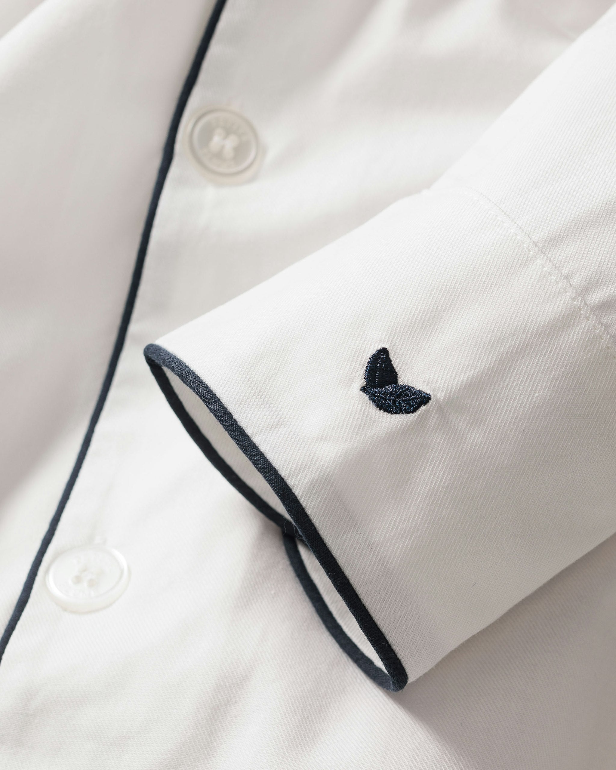 Women's Twill Pajama Set in White With Navy Piping in White with Navy Piping#Colorway_White with Navy Piping
