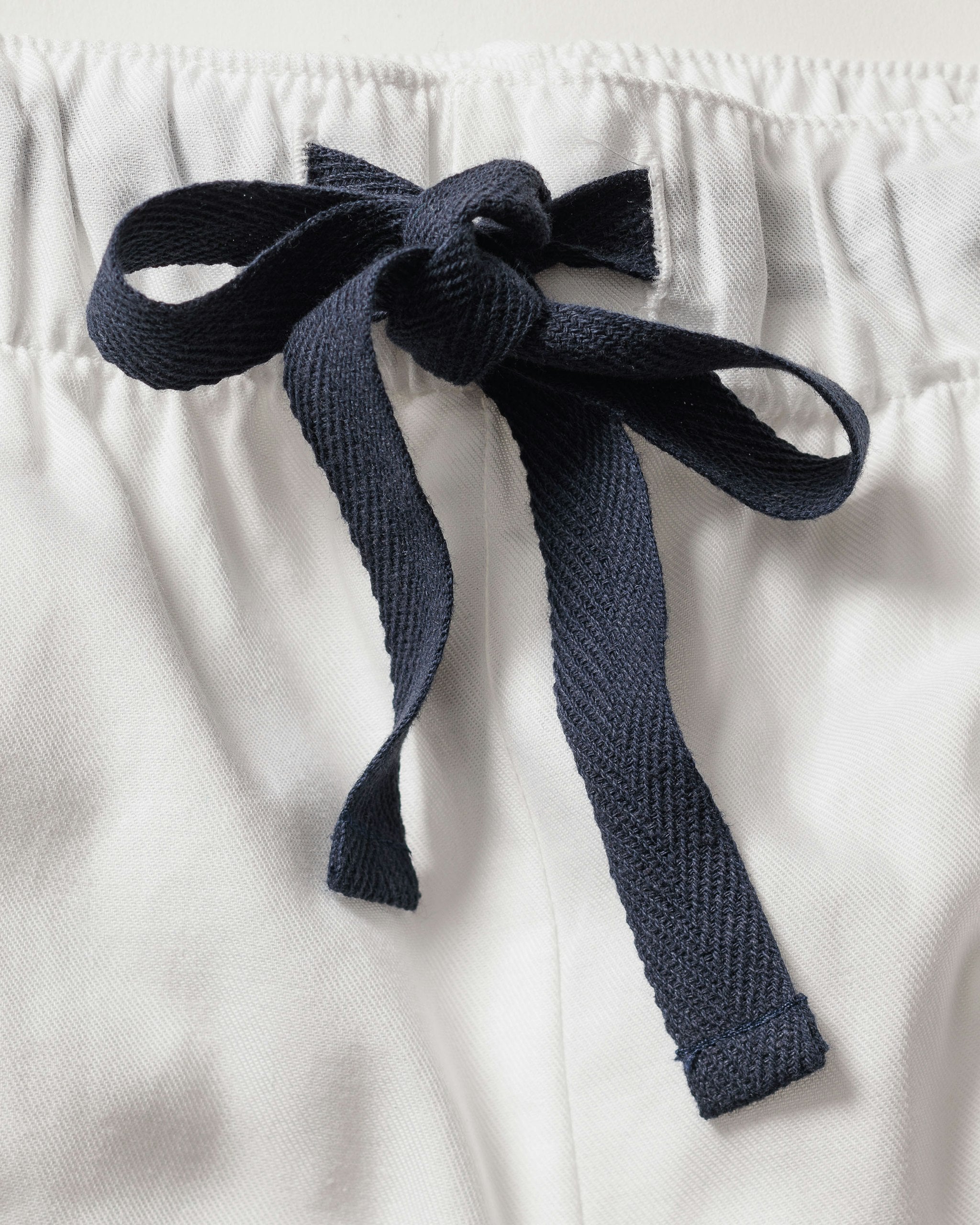 Women's Twill Pajama Set in White With Navy Piping in White with Navy Piping#Colorway_White with Navy Piping