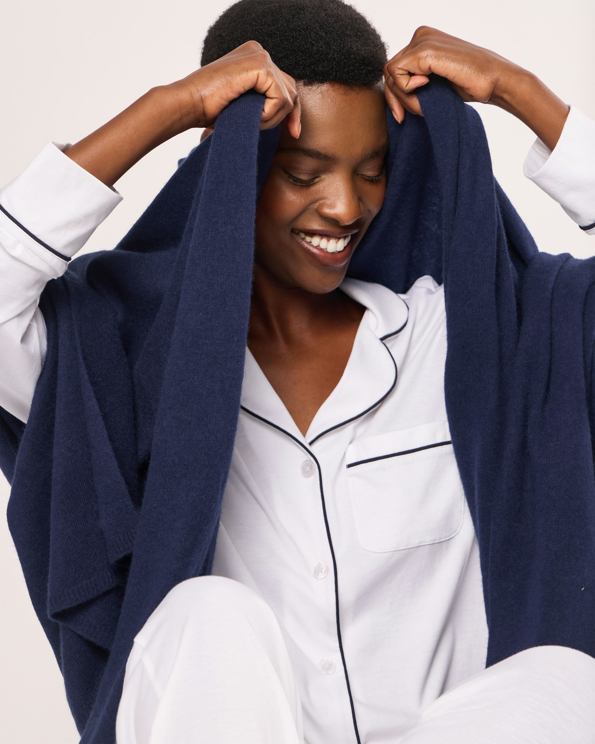Women's Cashmere Wrap in Black in Navy#Color_Navy