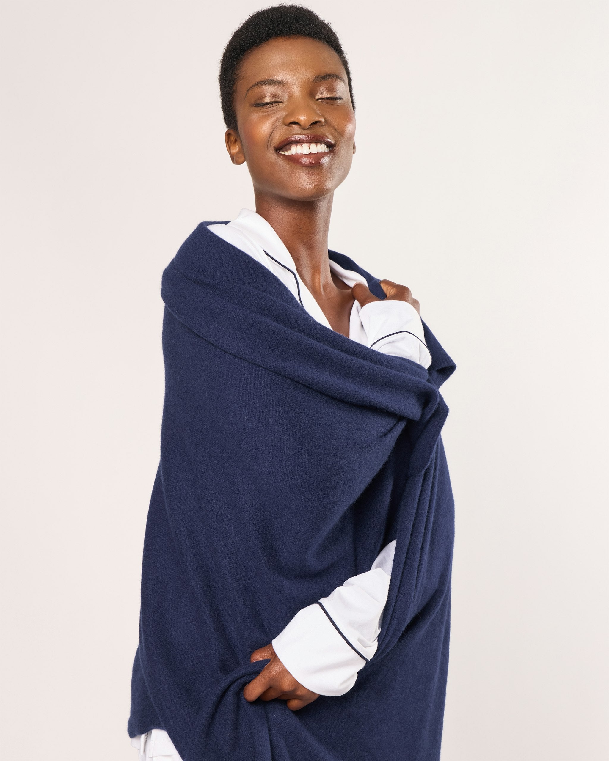 Women's Cashmere Wrap in Black in Navy#Color_Navy