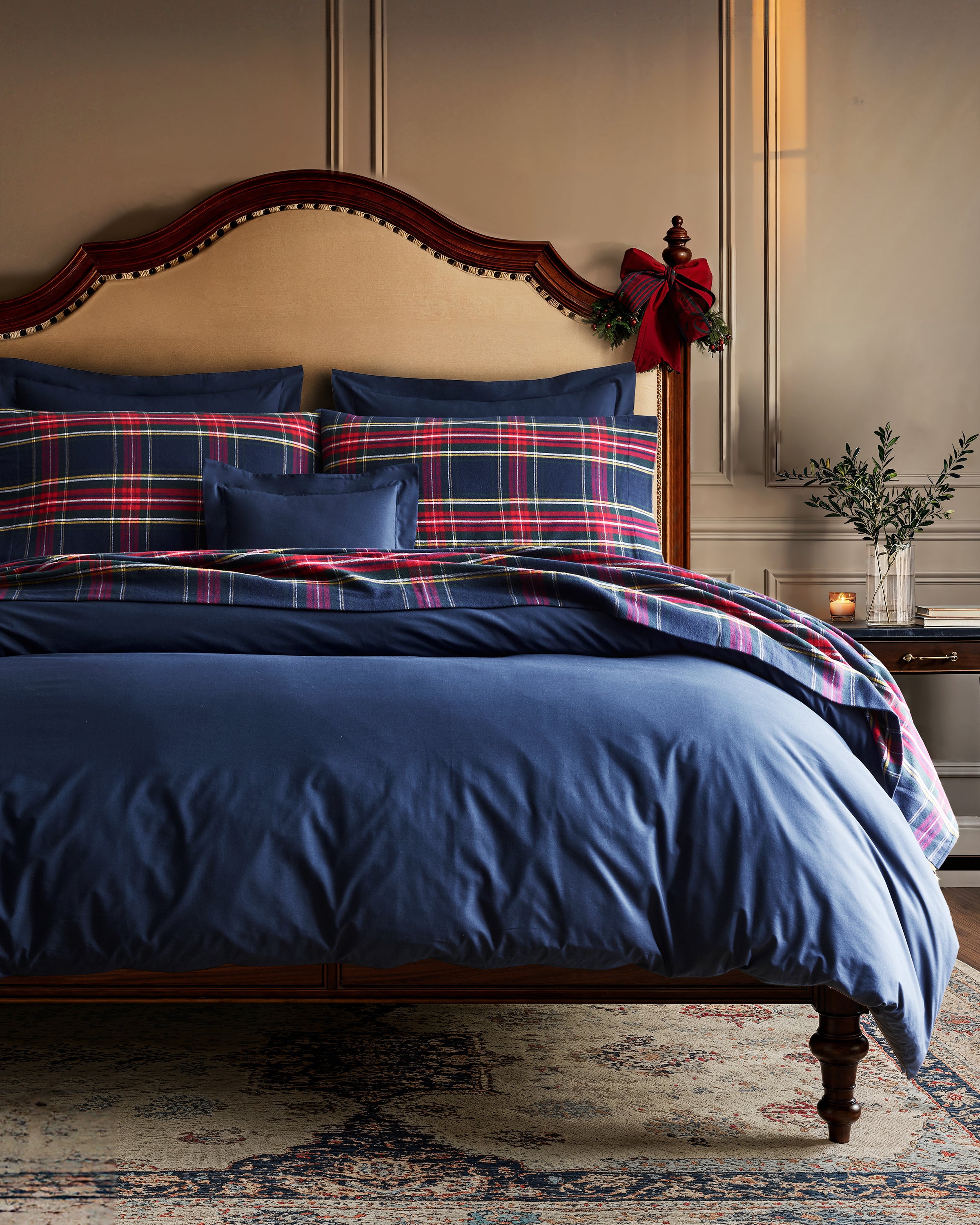 Luxe Premium Percale Duvet Set in White with Navy Piping in Navy #Color_Navy