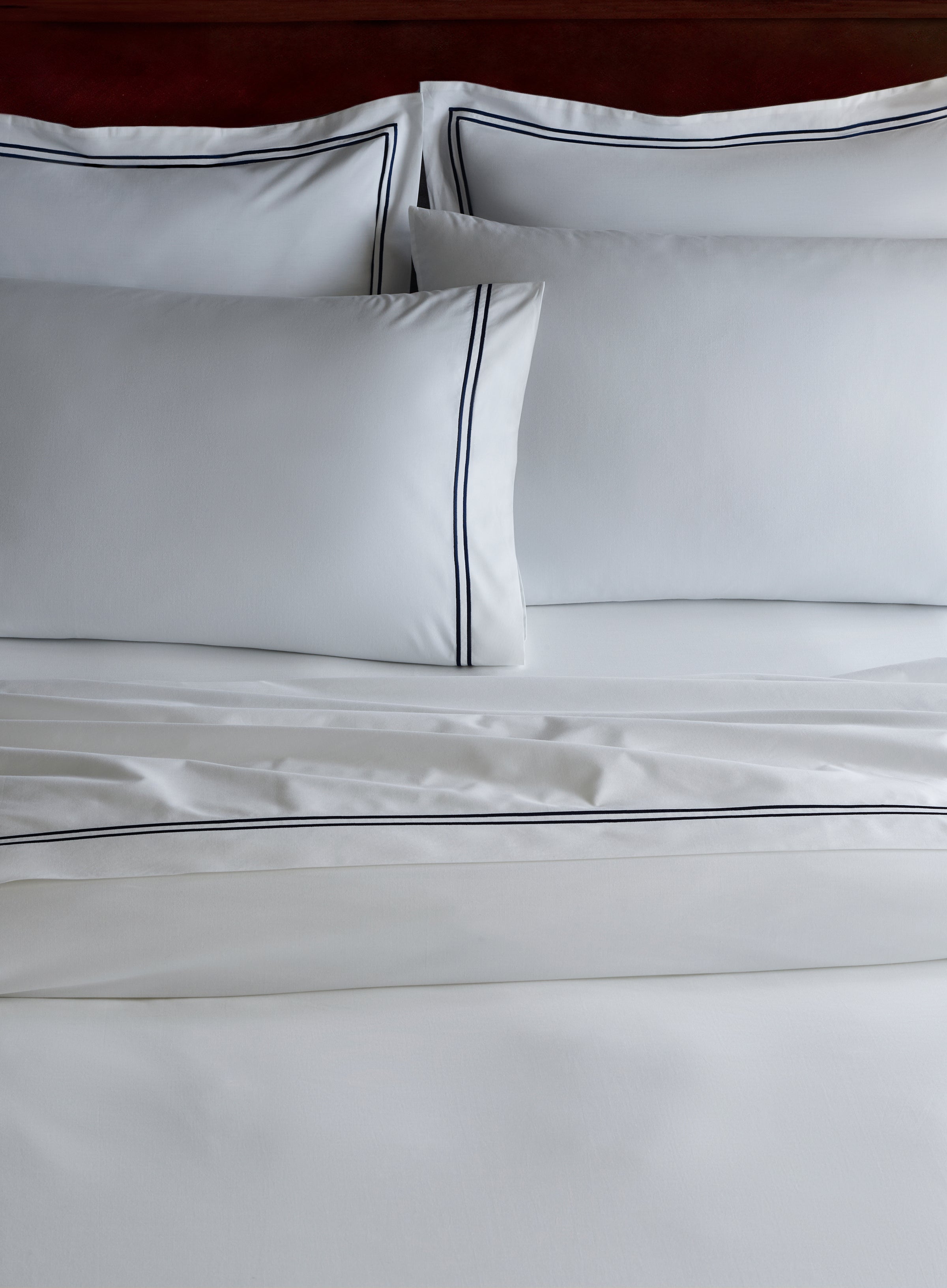 Luxe Premium Percale Duvet Set in White with Navy Piping in White with Navy Piping#Color_White with Navy Piping