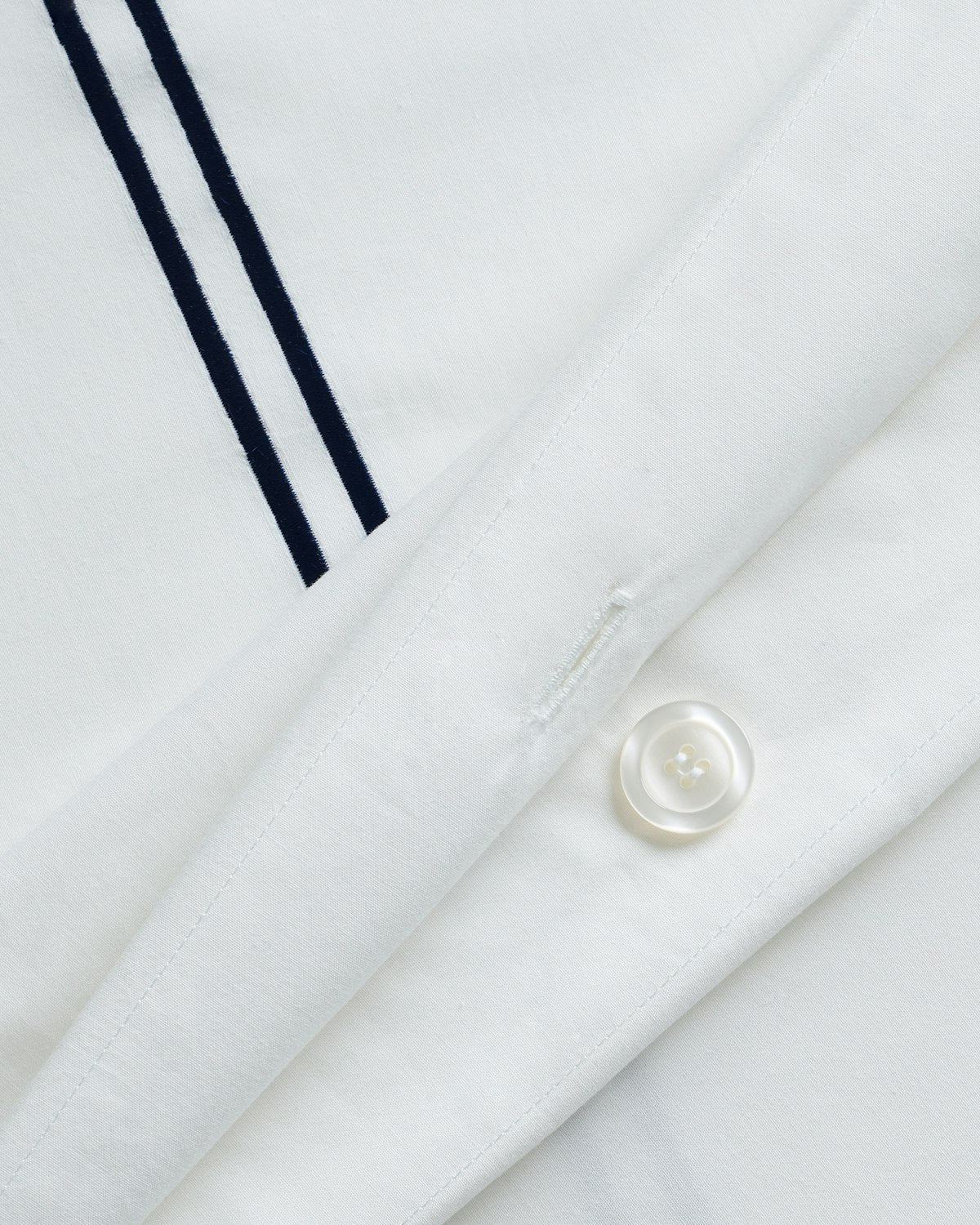 Luxe Premium Percale Duvet Set in White with Navy Piping in White with Navy Piping#Color_White with Navy Piping
