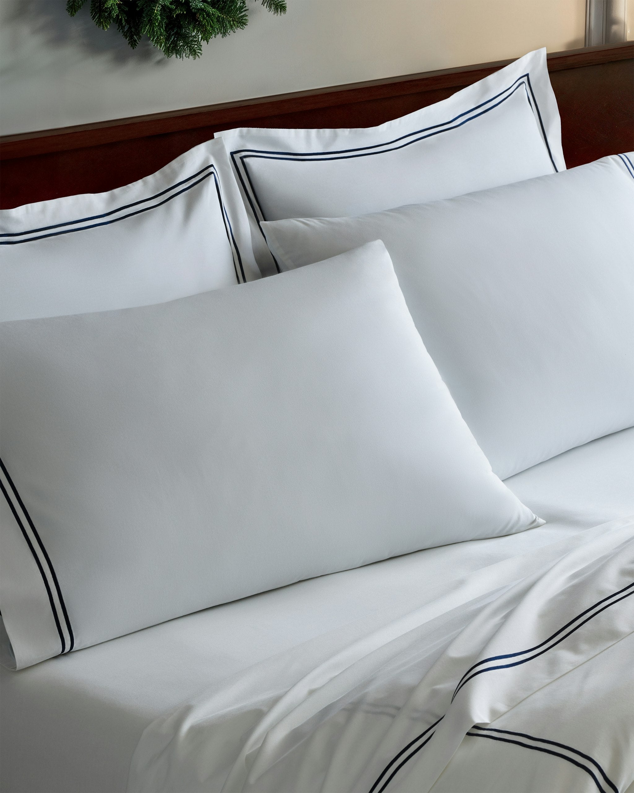 Luxe Premium Cotton Euro Sham in White with Navy Pipin in White with Navy Piping#Color_White with Navy Piping